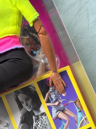 NUEVO - Barbie Made to Move (Top Amarillo)