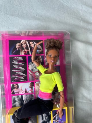 NUEVO - Barbie Made to Move (Top Amarillo)