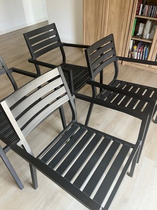 4 Sillas de exterior de aluminio. Pesan muy poco.