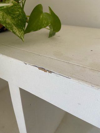 Mueble artesanal de madera maciza. Muy pesado.
