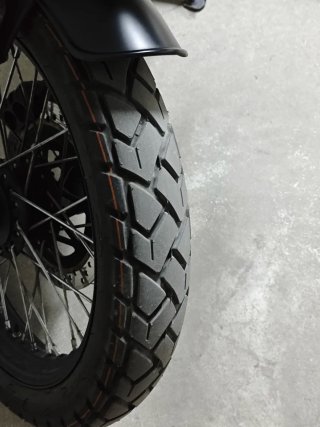 Moto Brixton 125 verde militar
