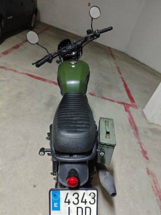 Moto Brixton 125 verde militar