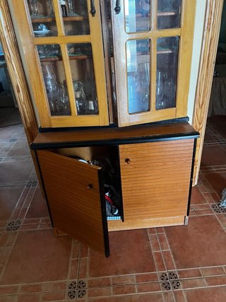 Mueble de madera con vitrina