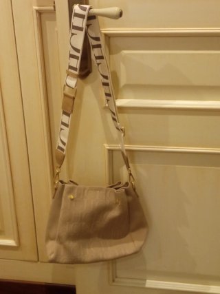Bolso de mujer beige con logo