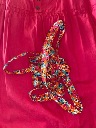 Vestido rosa con cinturón floral