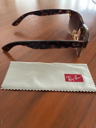 Gafas de sol Ray-Ban marrones y doradas