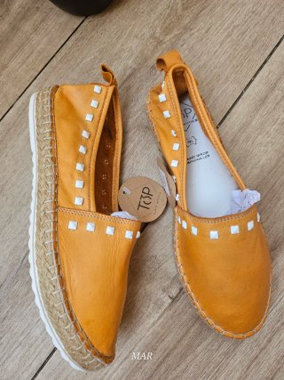 Alpargatas TOP naranja cuero tachuelas