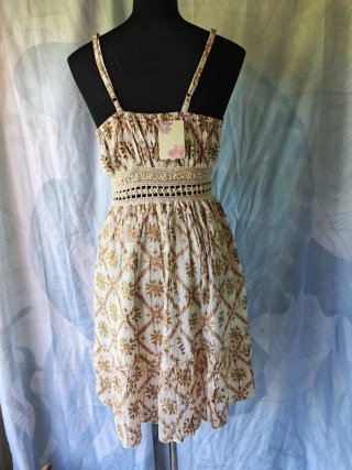 Vestido blanco y dorado con detalles
