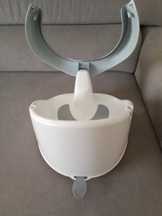 Asiento bañera bebé gris.
