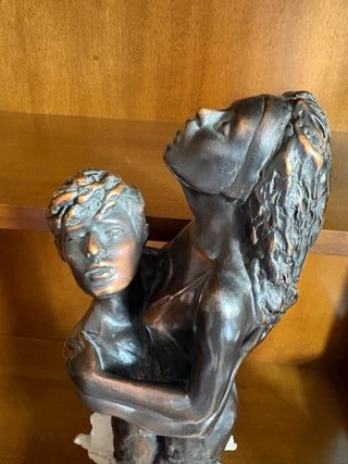 Figura de pareja en bronce y piedra