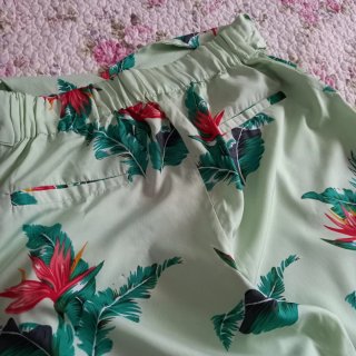 Pantalones anchos estampado tropical