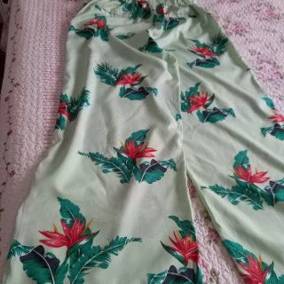 Pantalones anchos estampado tropical