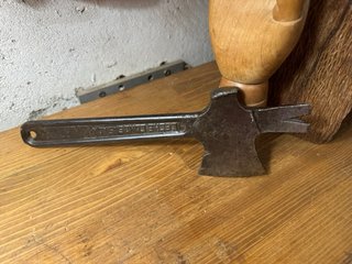 Hacha multiusos antigua