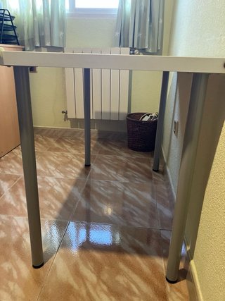 Mesa de ordenador blanca y beige