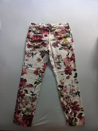 Pantalón chino estampado floral