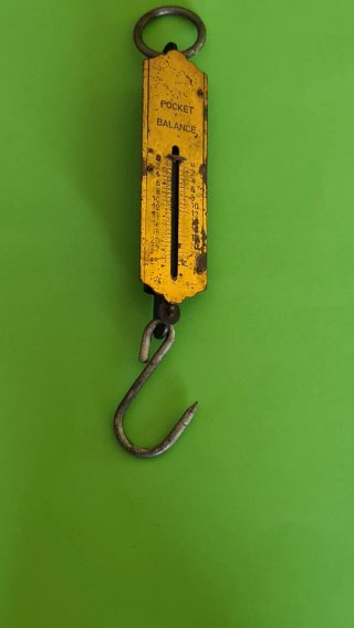 Báscula de bolsillo antigua. Funciona