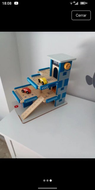 Garaje de madera para coches de juguete