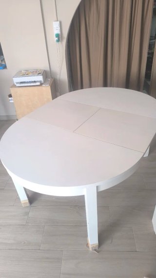 Mesa redonda de madera blanca extensible