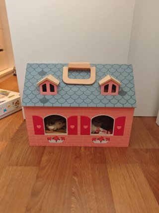 Casa de muñecas de madera