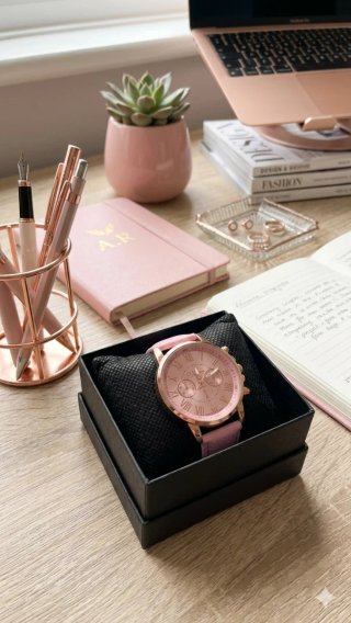 Reloj de cuarzo rosa y dorado. Mujer. Con estuche