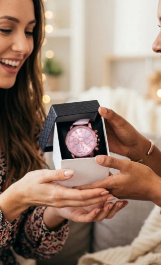 Reloj de cuarzo rosa y dorado. Mujer. Con estuche