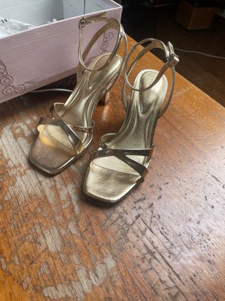 Tacones dorados punta fina