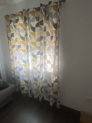Cortinas grises y amarillas