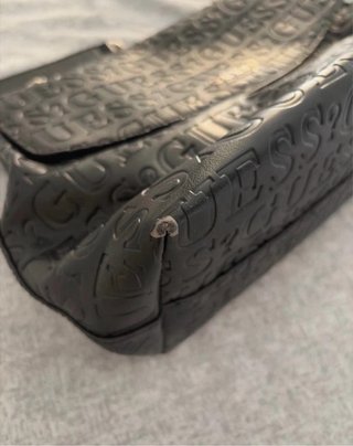 Borsa Guess nera con logo inciso