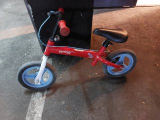 Ultimos dias. Bici sin pedales roja y azul