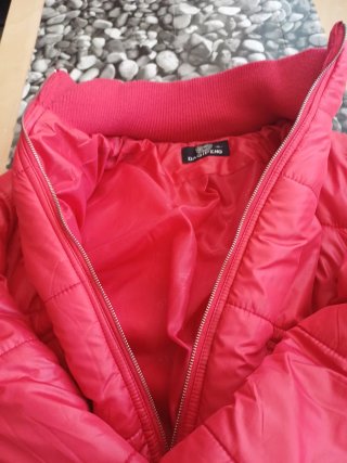 Cazadora acolchada mujer roja