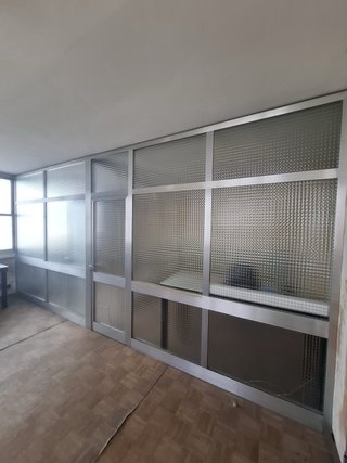 Perfiles de aluminio y vidrio texturizado