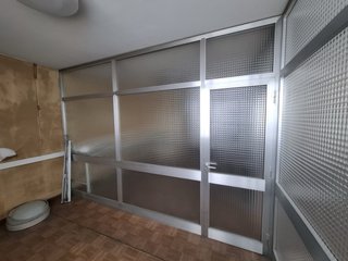 Perfiles de aluminio y vidrio texturizado