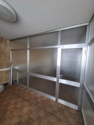 Perfiles de aluminio y vidrio texturizado