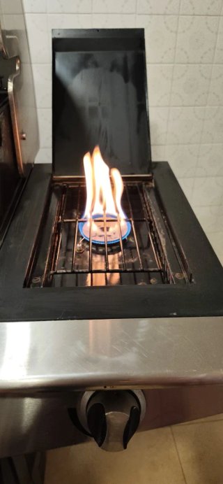 Barbacoa de gas , metal