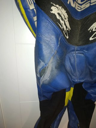 Mono de moto Arlen Ness azul y amarillo