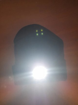 Gorra negra con luz LED