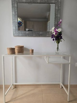 Mesa de entrada con espejo