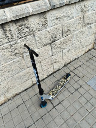 Patín de niño negro y plateado