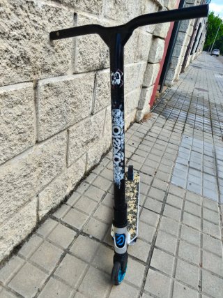 Patín de niño negro y plateado