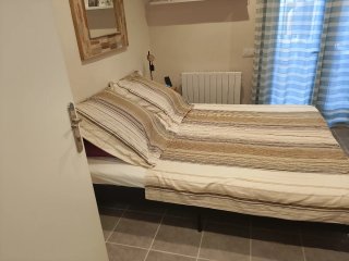 Cama Ikea slattum tapizada gris oscuro con colchon