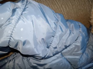 Buzo de bebé azul con capucha