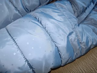 Buzo de bebé azul con capucha