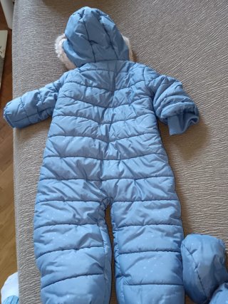 Buzo de bebé azul con capucha
