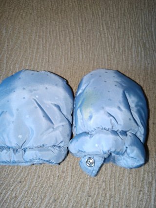 Buzo de bebé azul con capucha