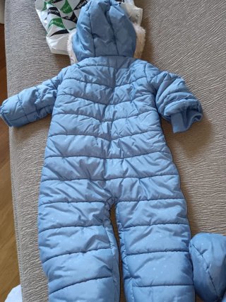 Buzo de bebé azul con capucha