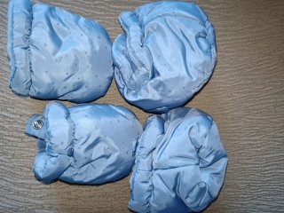 Buzo de bebé azul con capucha