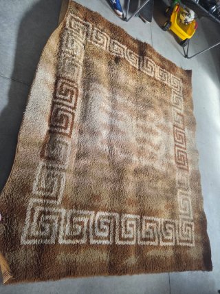 Alfombra beige y marrón con diseño