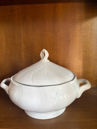 Sopera de porcelana blanca