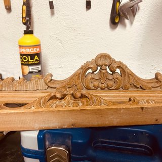 Silla antigua de madera con asiento de terciopelo
