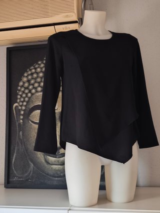Blusa asimétrica manga larga. Moda. T. 40